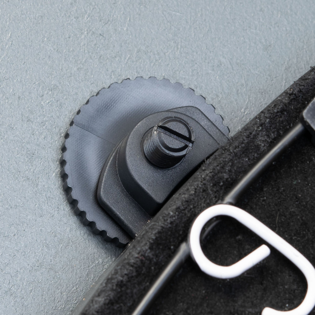 Mission Dartboard Stabilizer Kit – Einstellbares Nivelliersystem